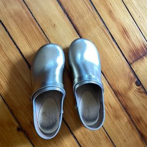 Sven closed back low heeled GOLD clogs